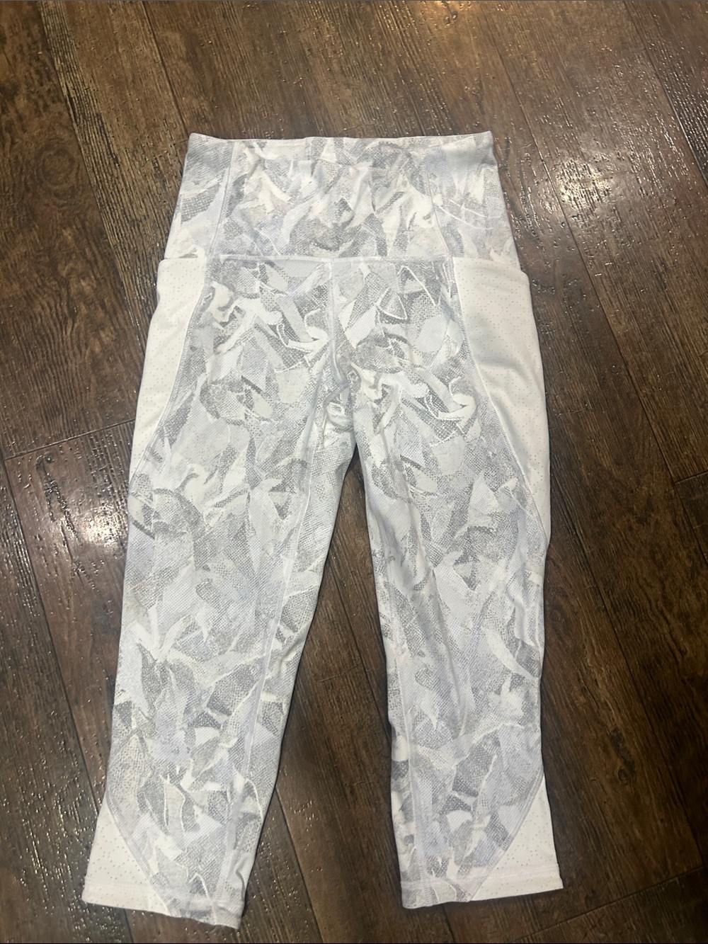lululemon athletica White & Light Gray Patterned Capris Like New